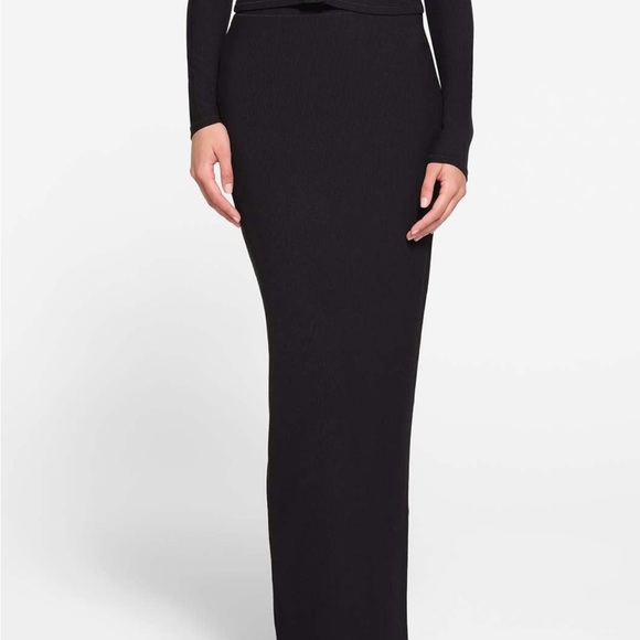 SKIMS Elegant Tan Pencil Skirt - Picture 2 of 5